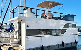 Casa Flotante En El Puerto De Vigo - Different Charter